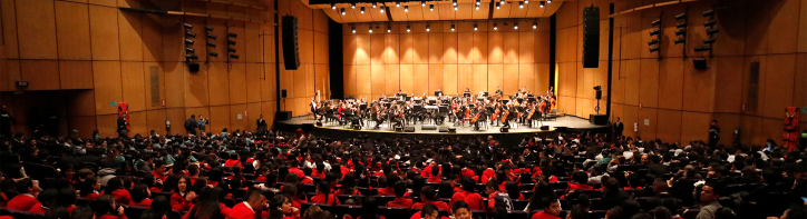 Auditorio con músicos en el escenario