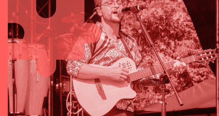 Cantante en el escenario con guitarra